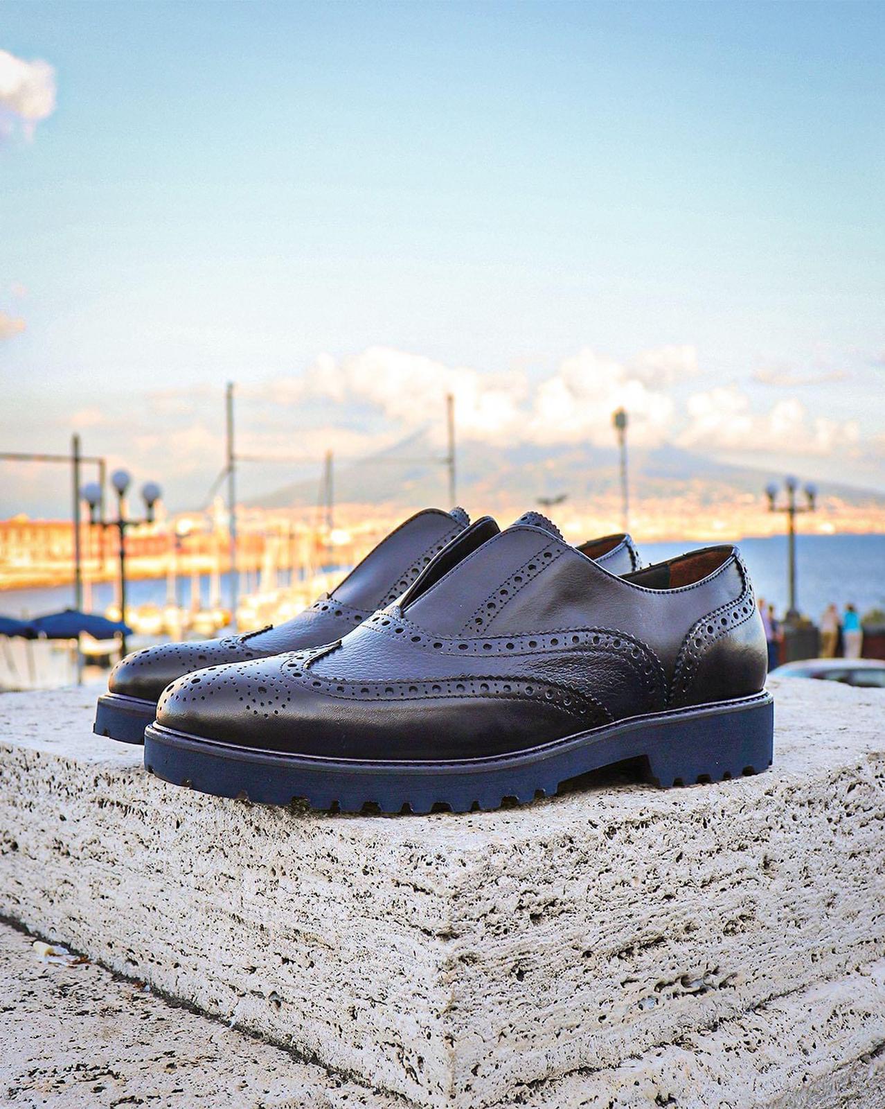 Senza lacci in pelle blu con suola in vibram