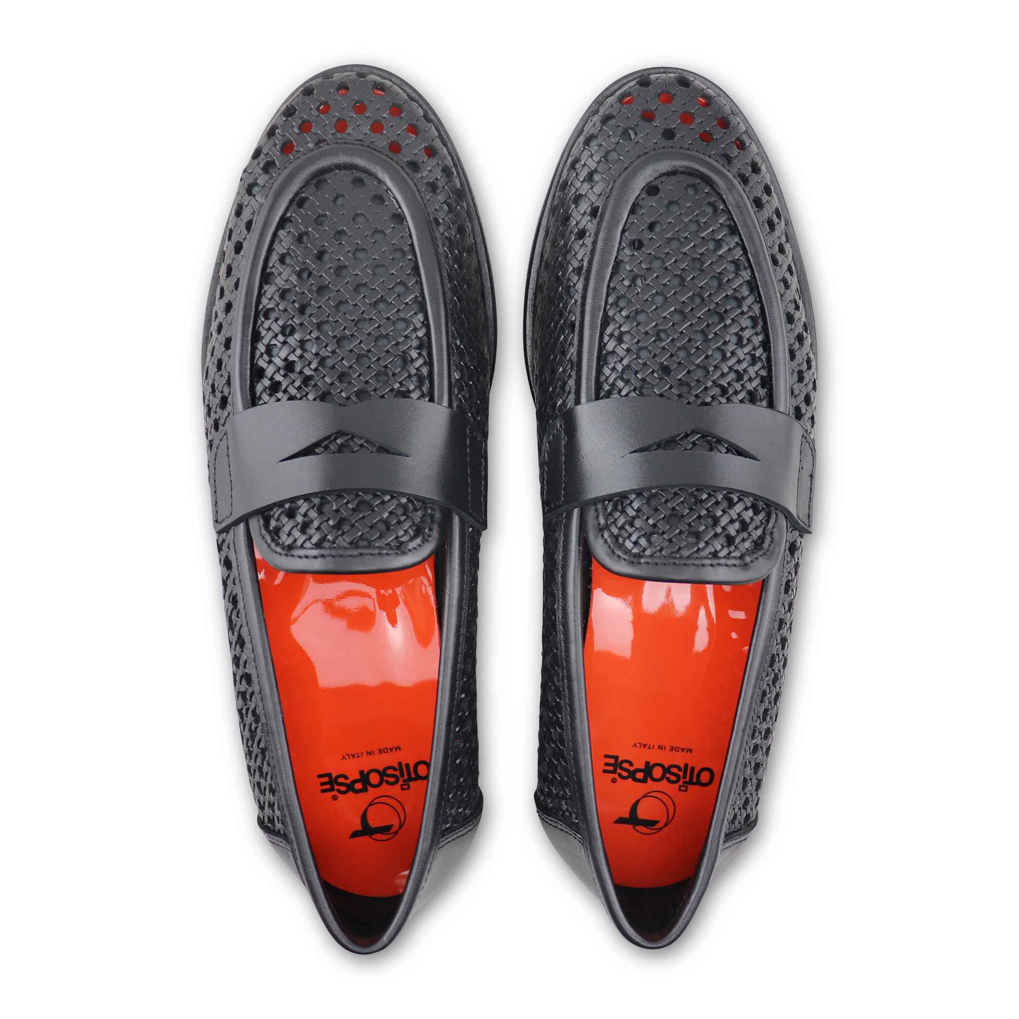 Mocassini neri in pelle forata