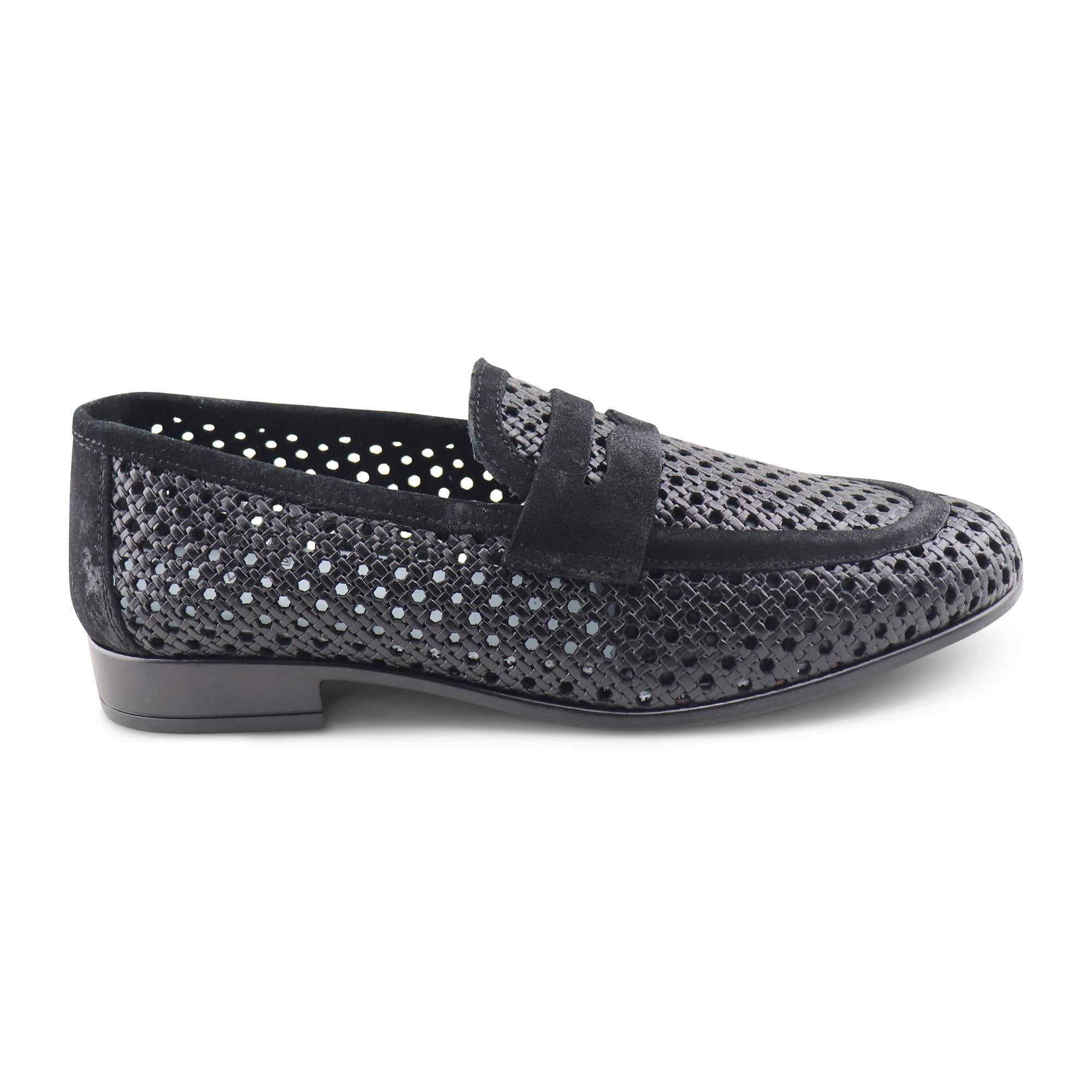 Mocassini neri in pelle forata
