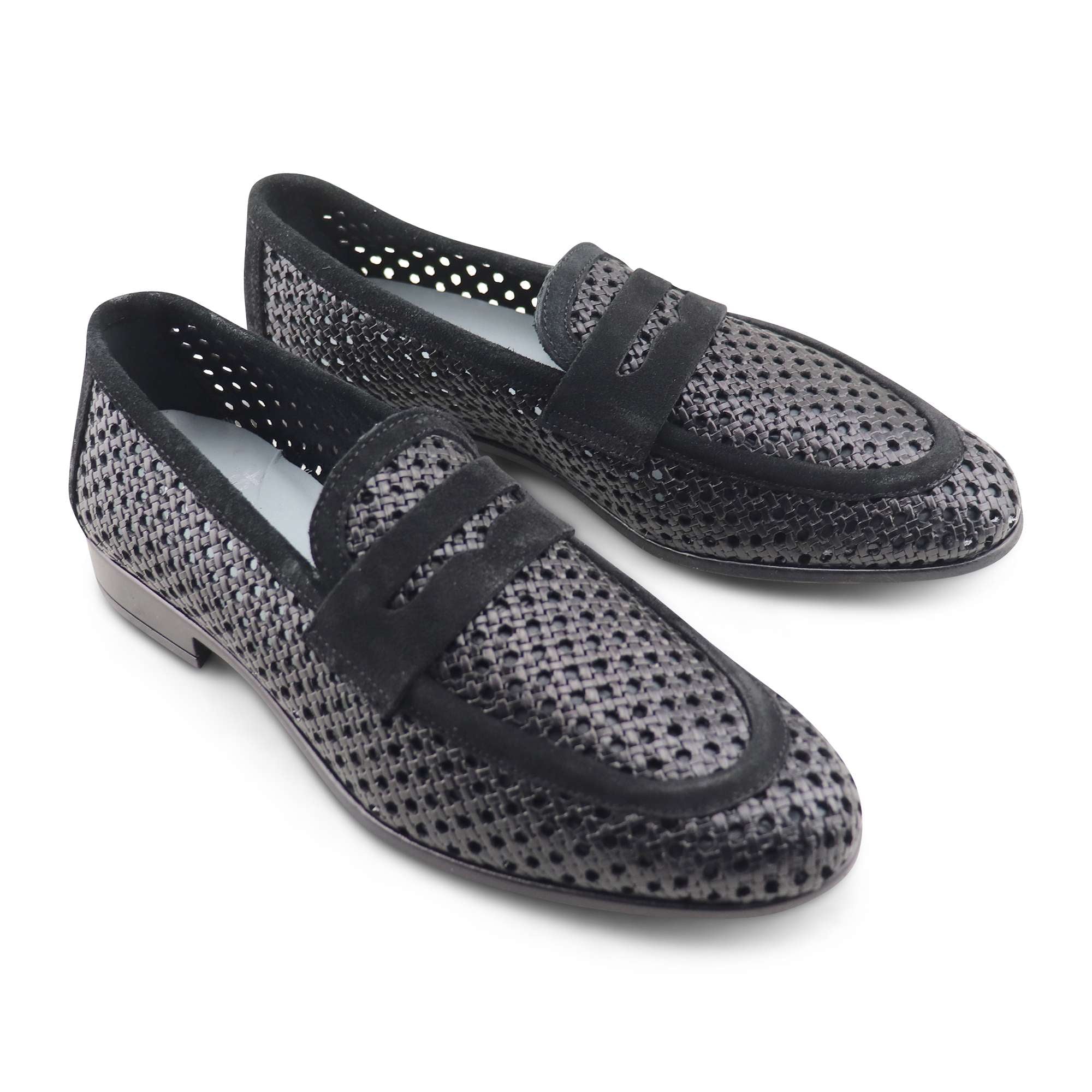 Mocassini neri in pelle forata