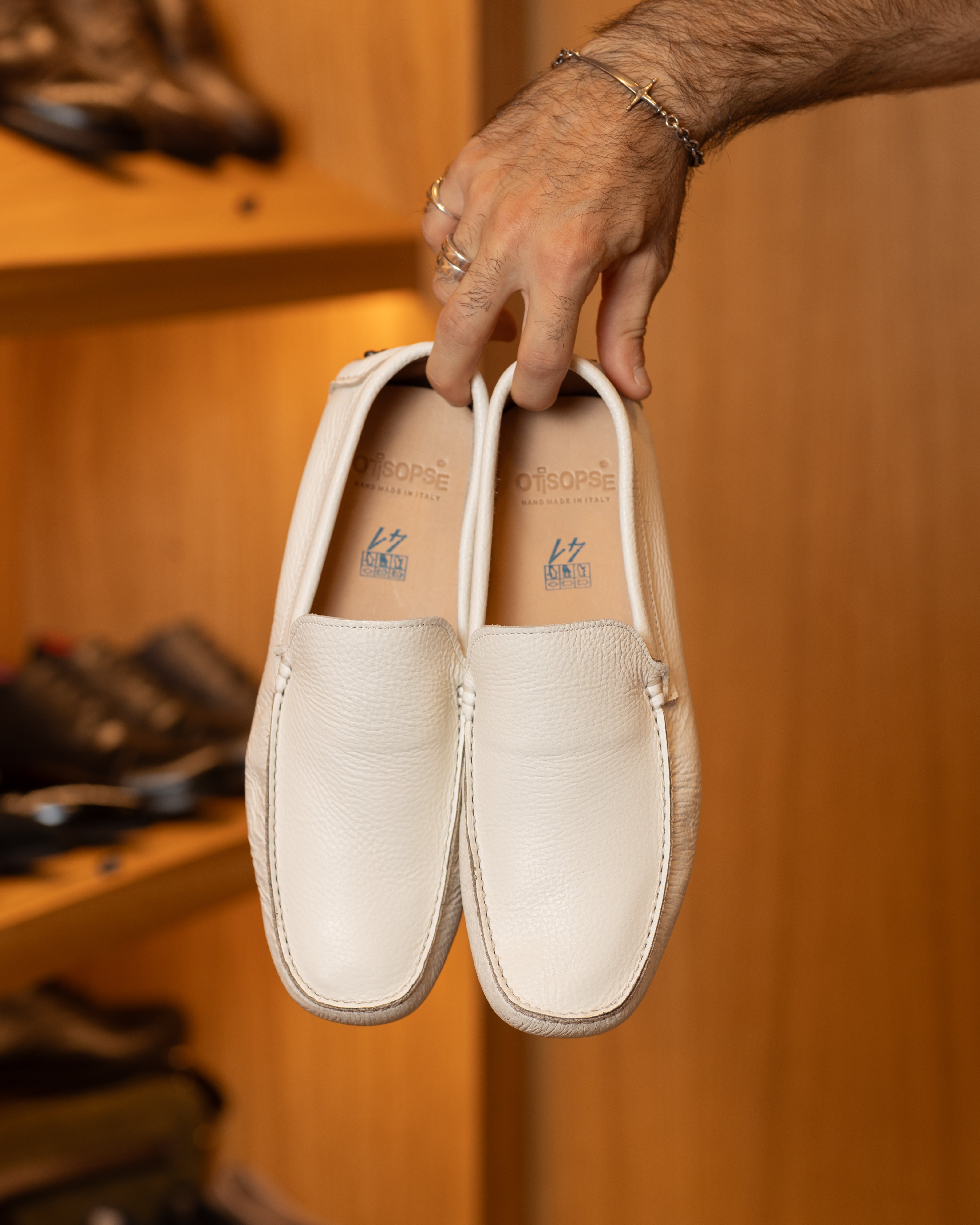 White rubber soles in hammered leather