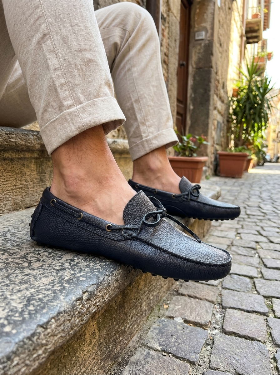 Gommini blu in pelle bottolata
