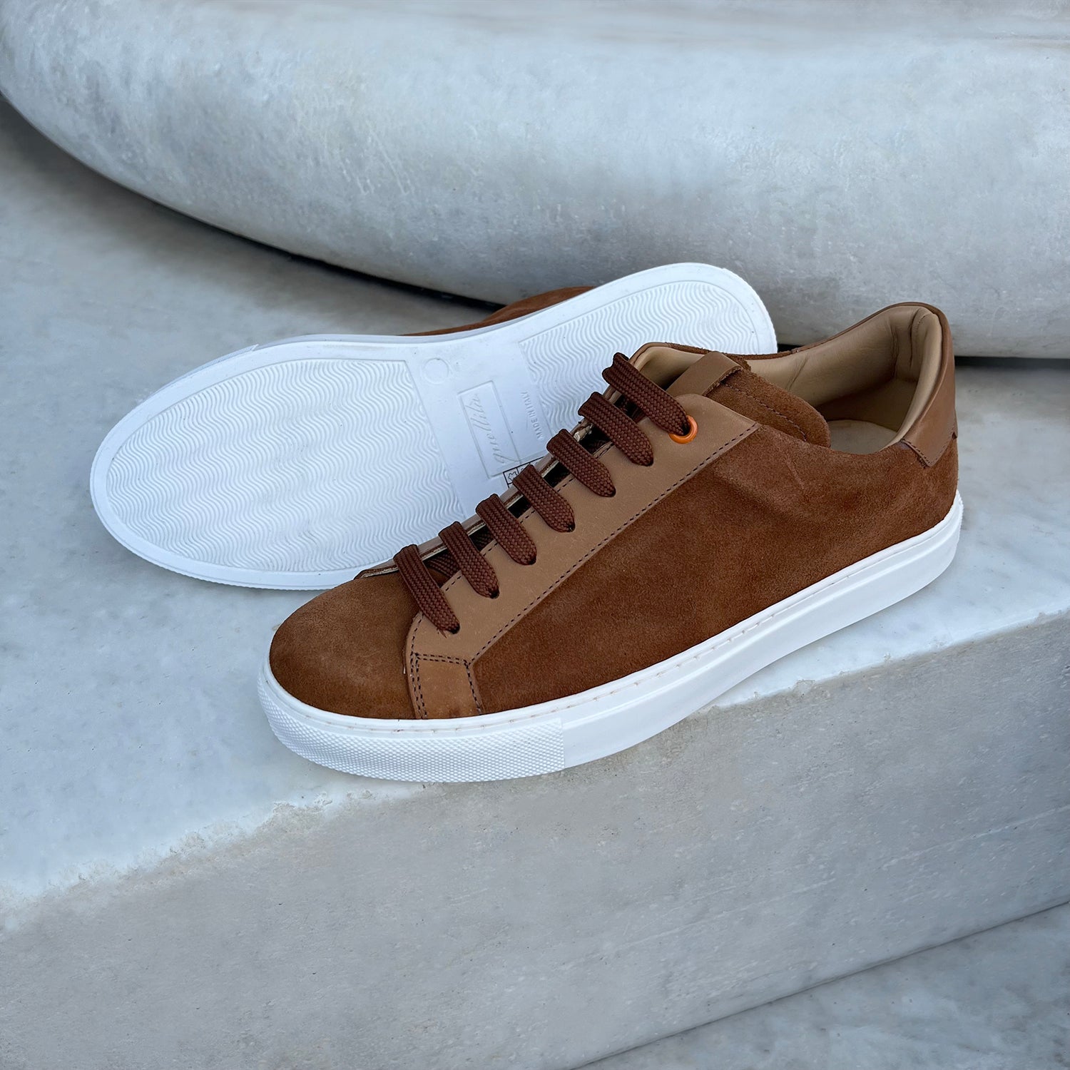 Sneaker in tobacco-colored suede