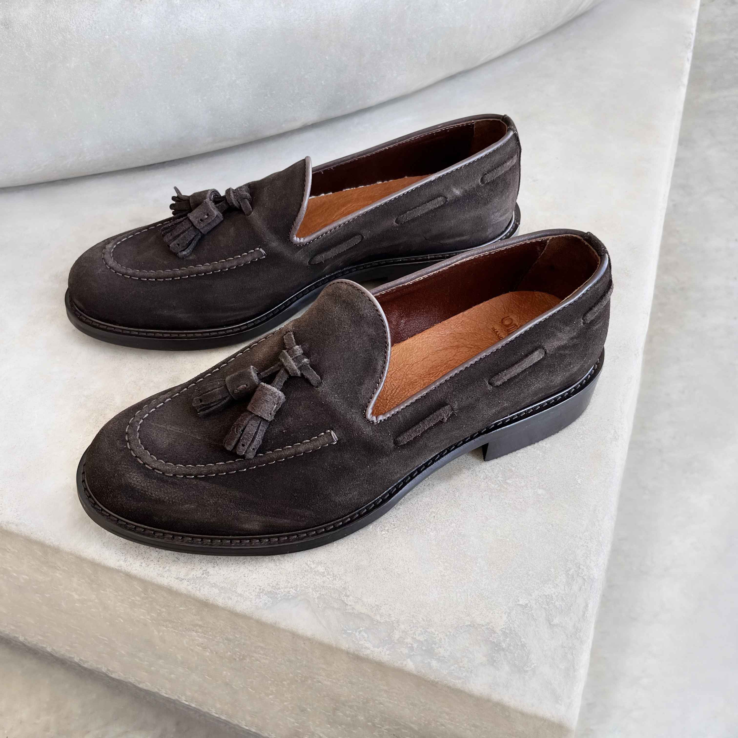 Tassel in dark brown suede