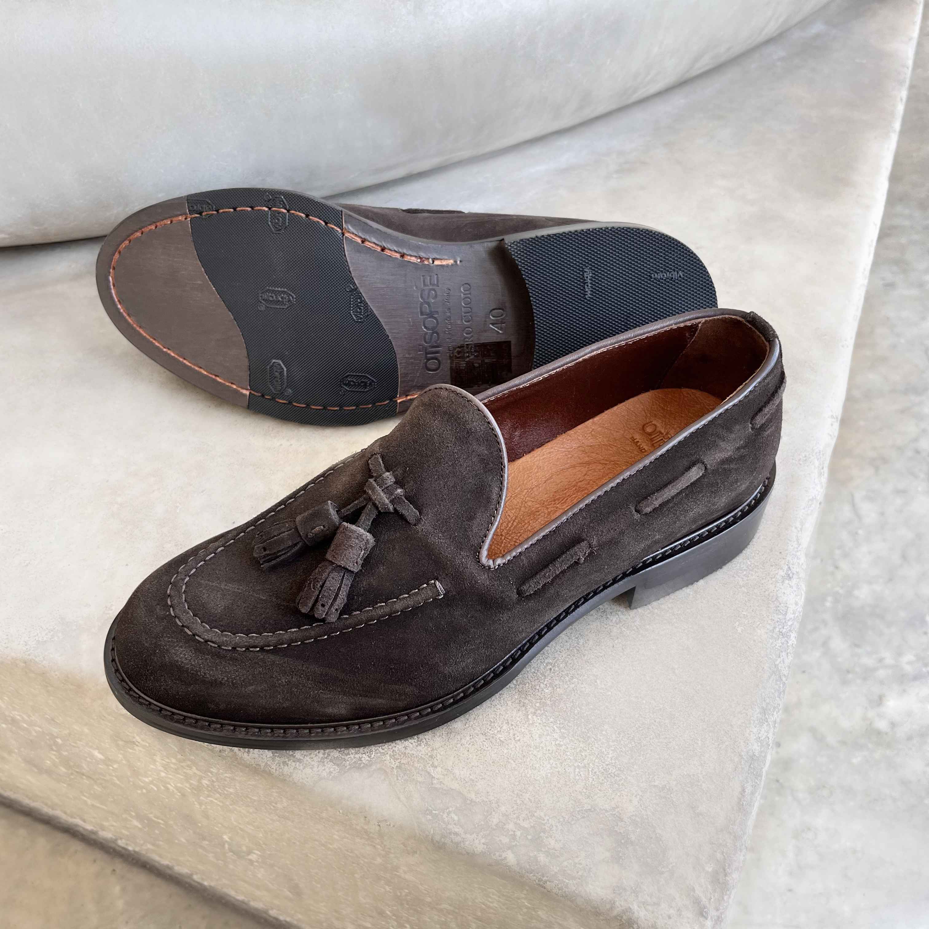 Tassel in dark brown suede