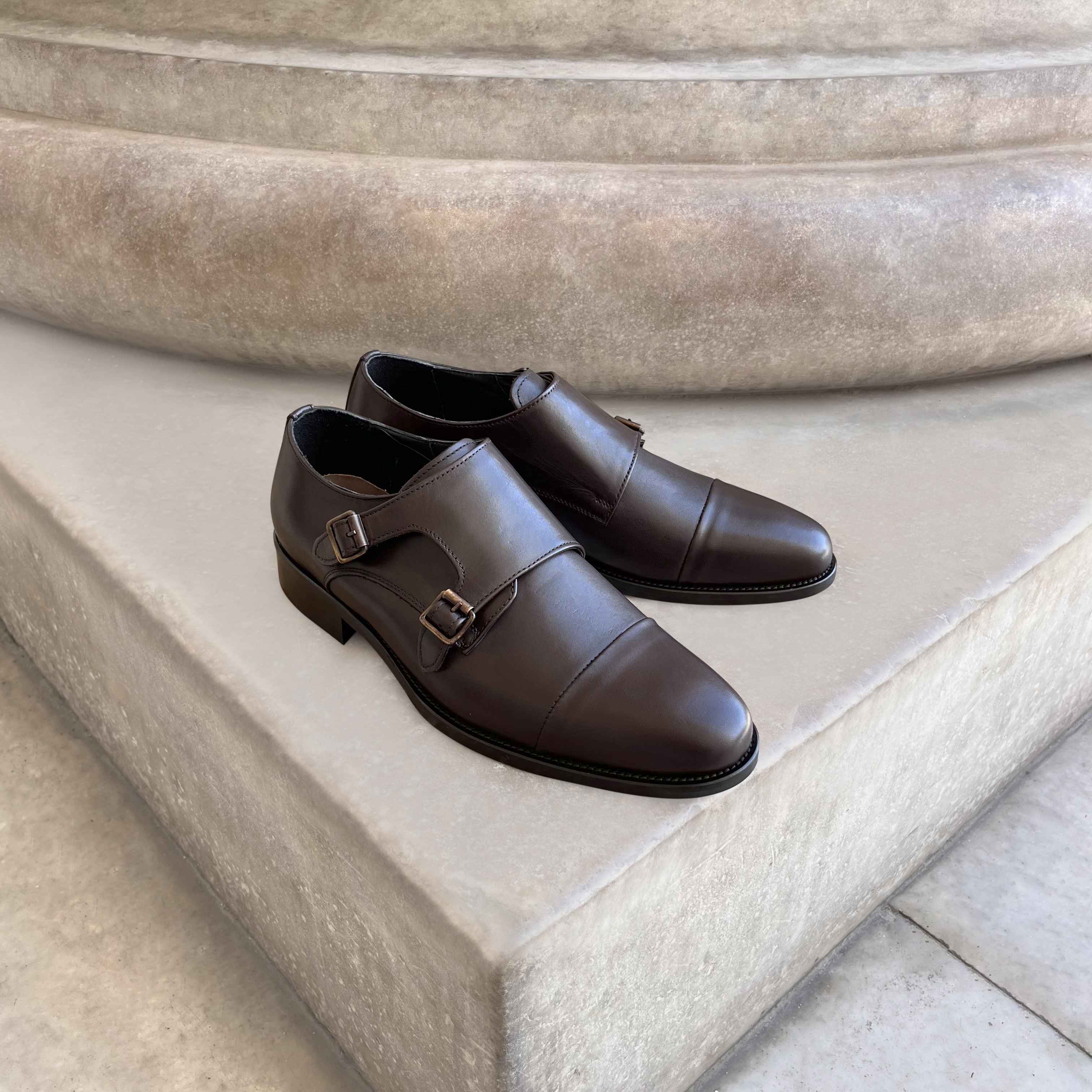 Double buckle shoes in dark brown leather