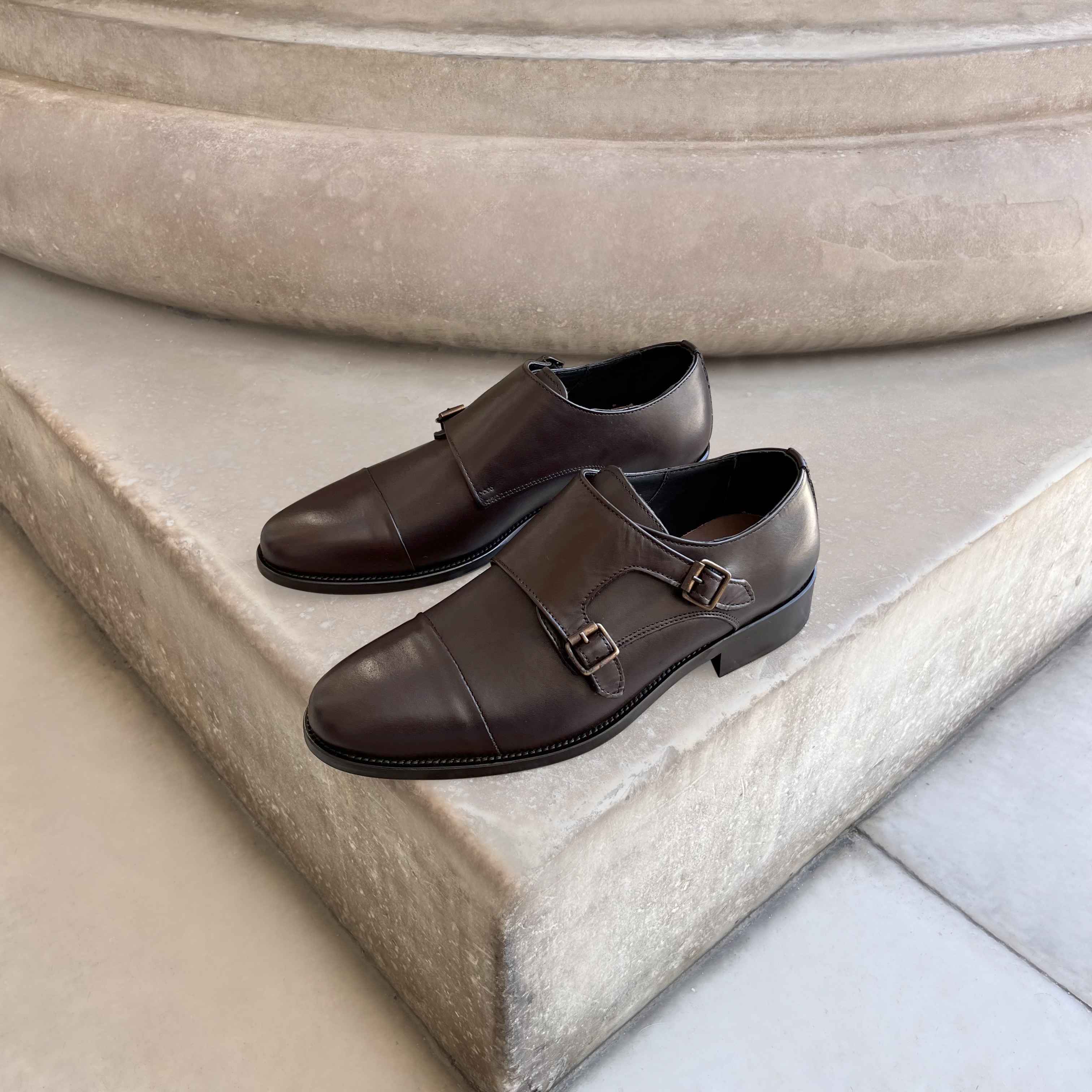 Double buckle shoes in dark brown leather