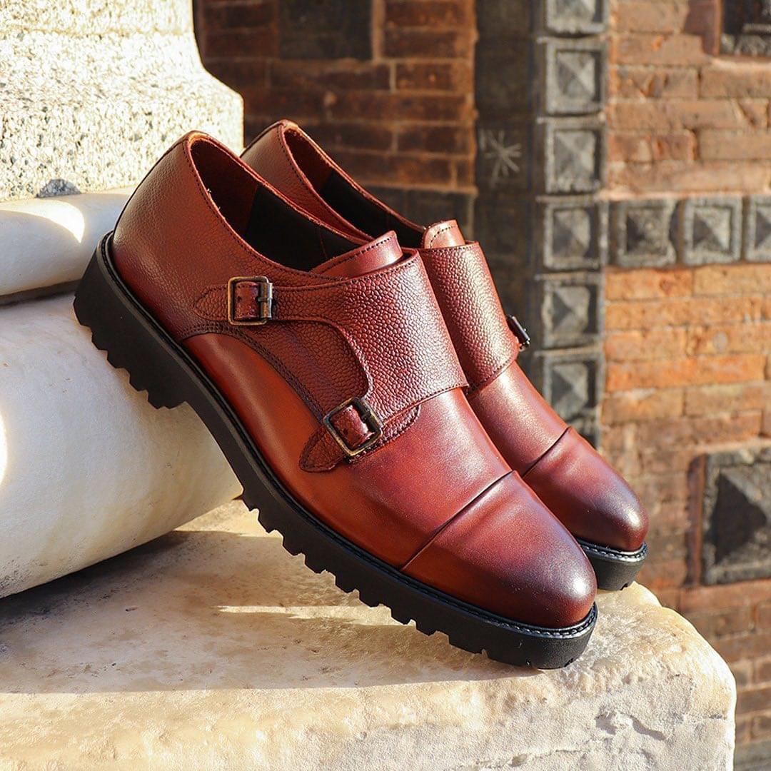 Scarpe doppia fibbia in pelle color cuoio con suola in vibram