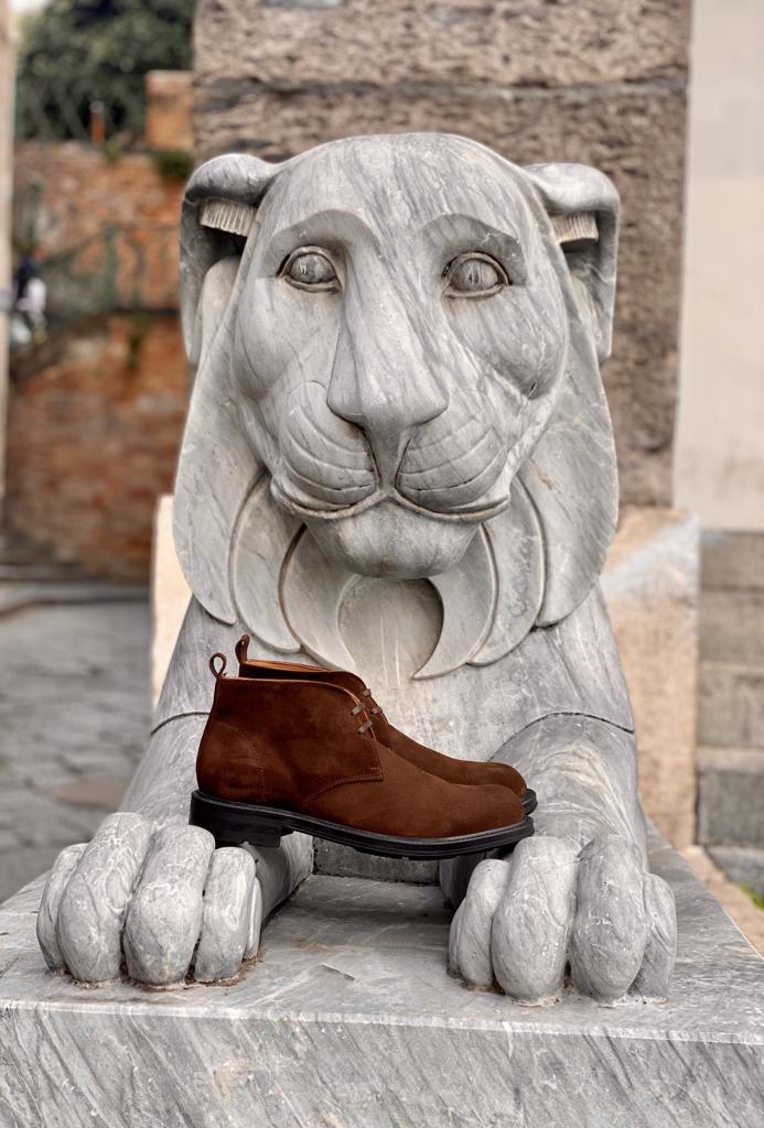 Desert boots in dark brown suede