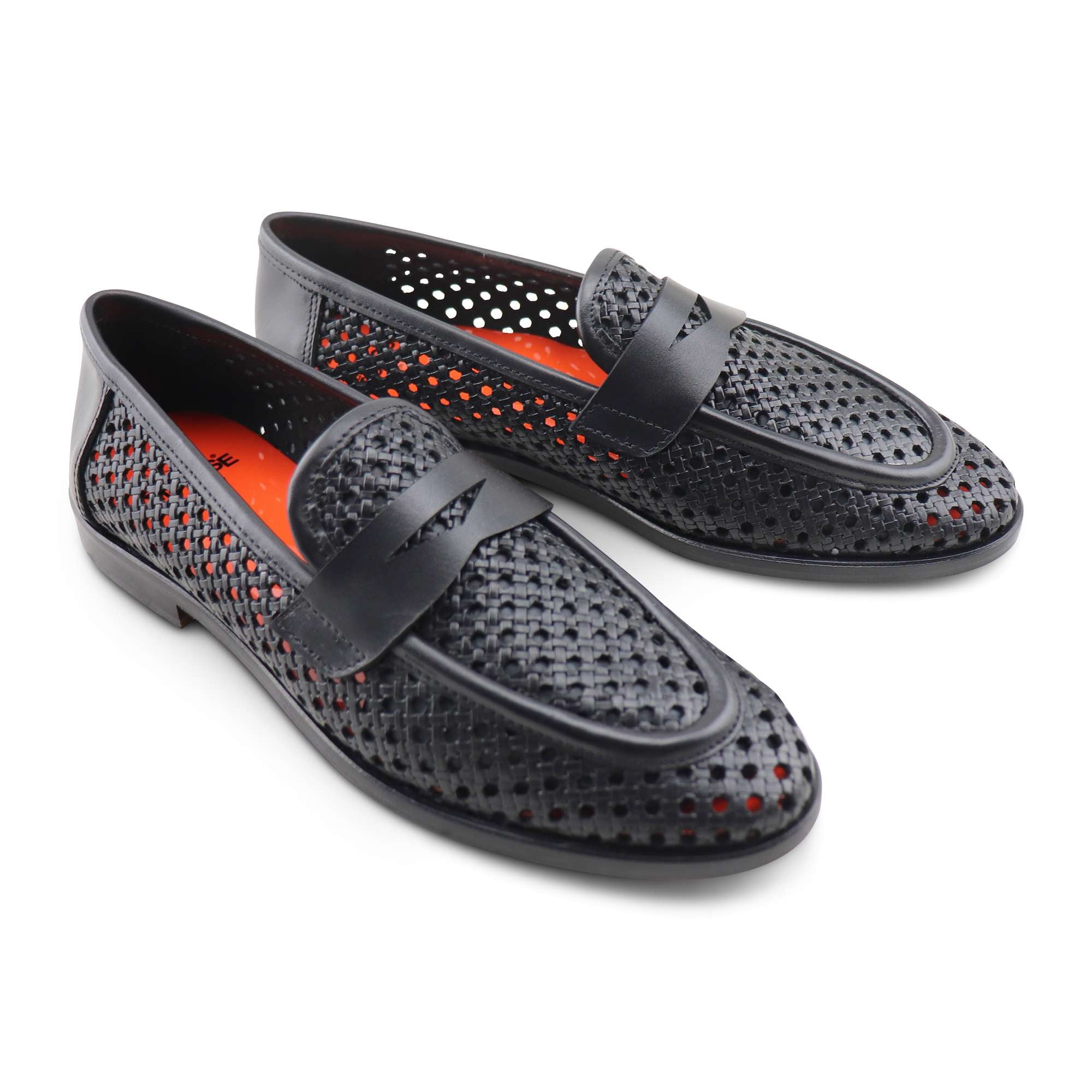 Mocassini neri in pelle forata