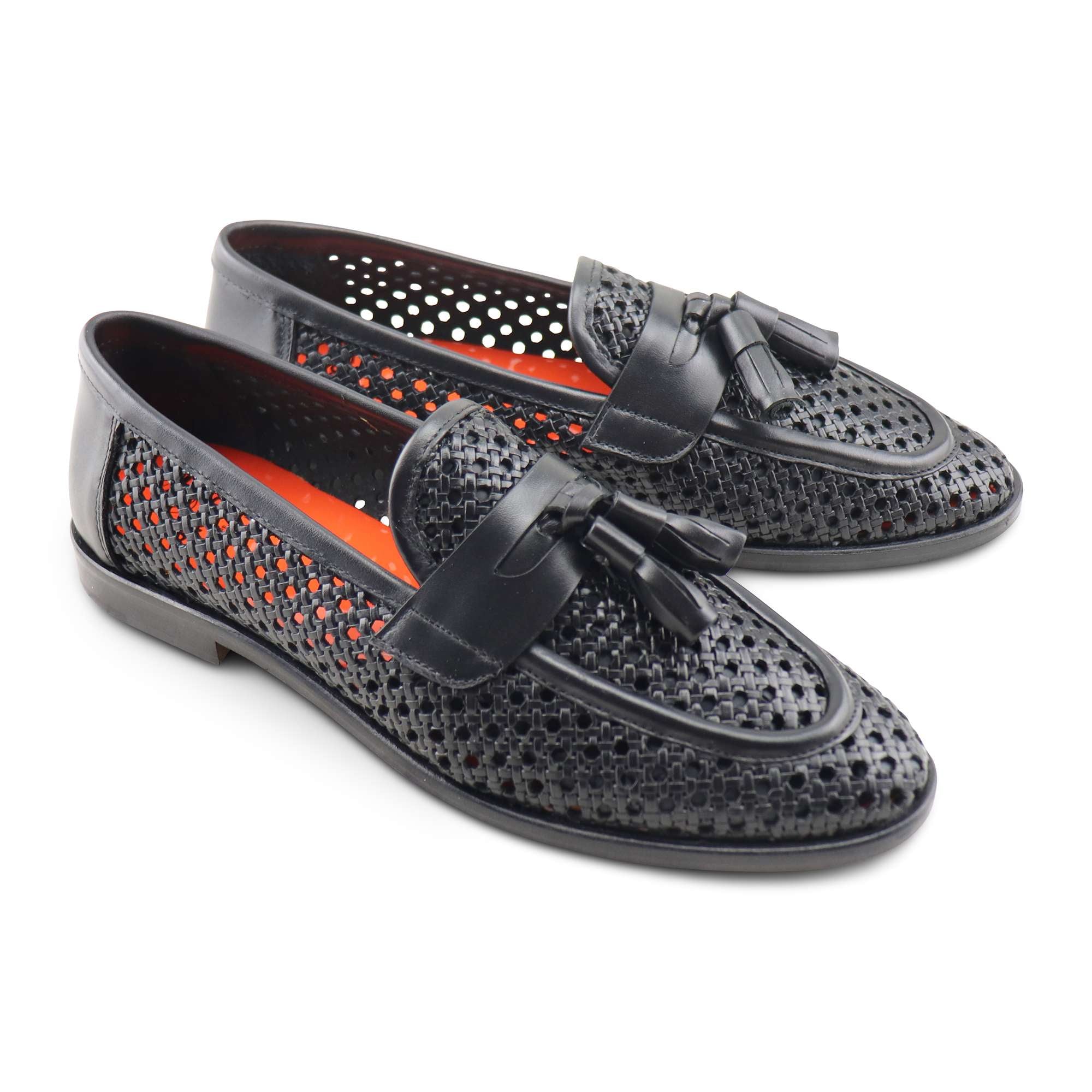 Mocassini tassel neri in pelle forata