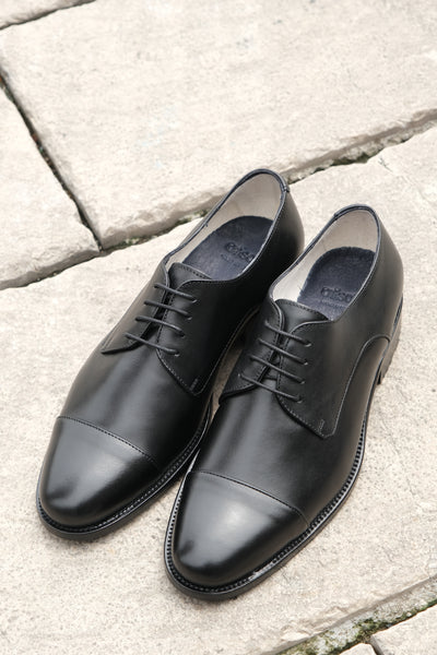 Schwarze Derby-Schuhe mit Lederkappe