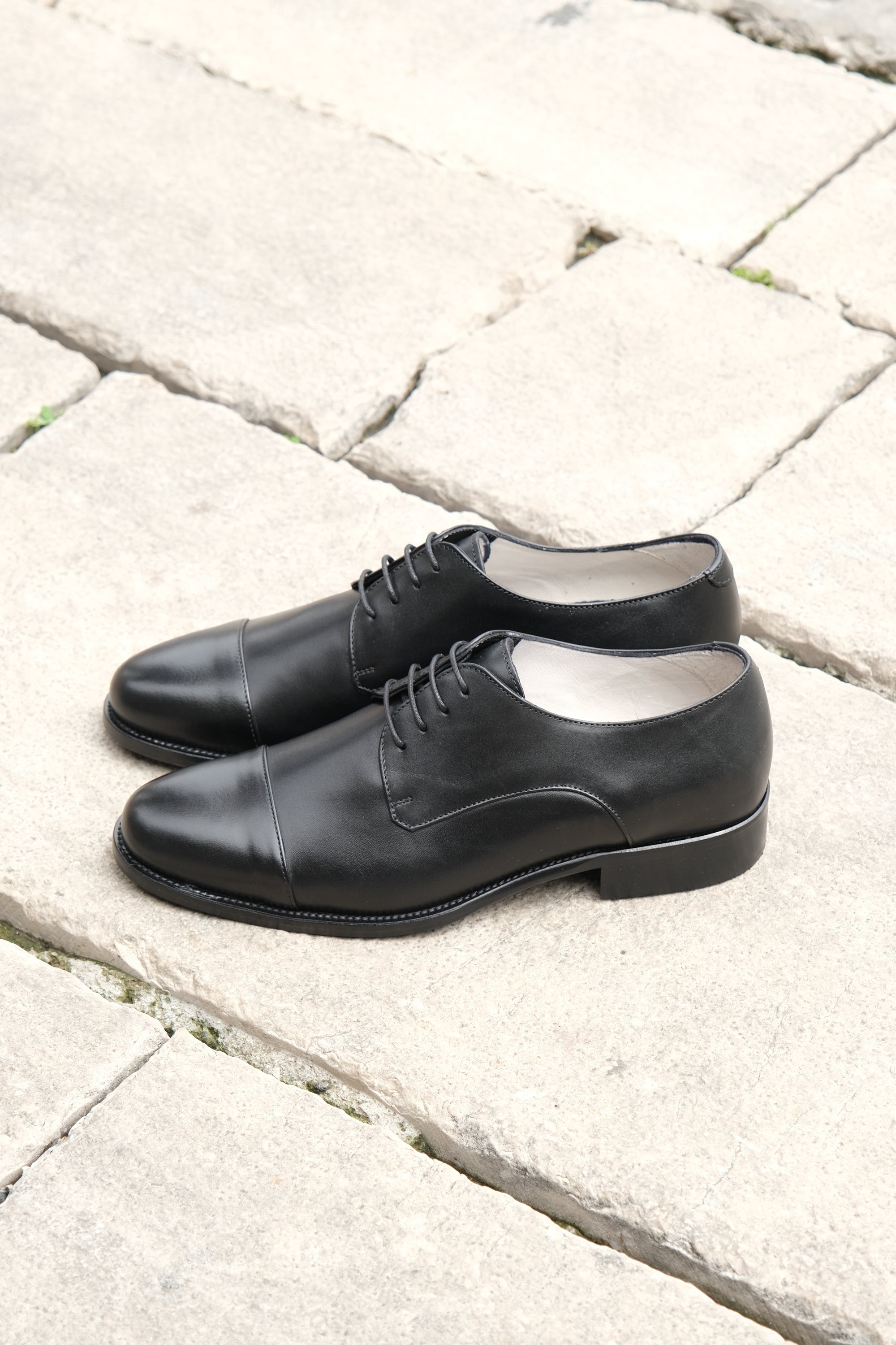 Black leather derby shoes with toe