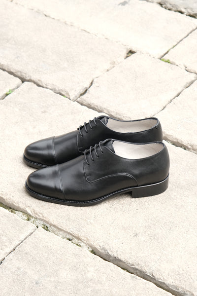 Black leather derby shoes with toe