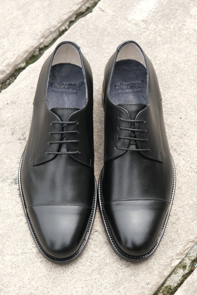 Schwarze Derby-Schuhe mit Lederkappe