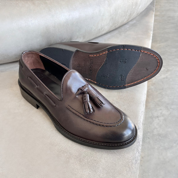 Slippers in dark brown leather