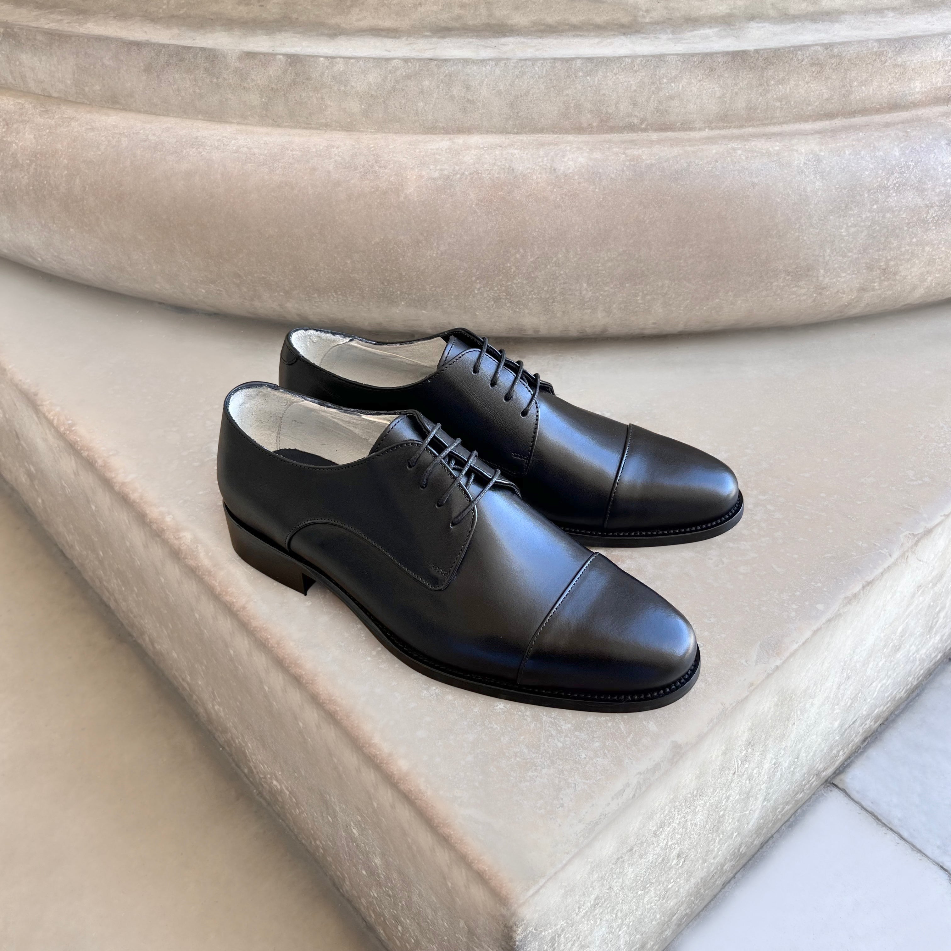 Black leather derby shoes with toe