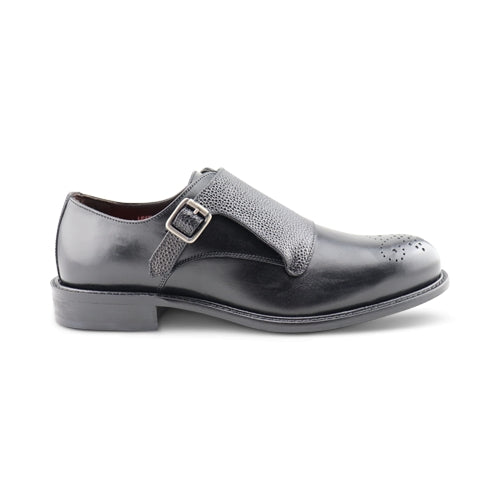 Scarpe nere in pelle con una fibbia
